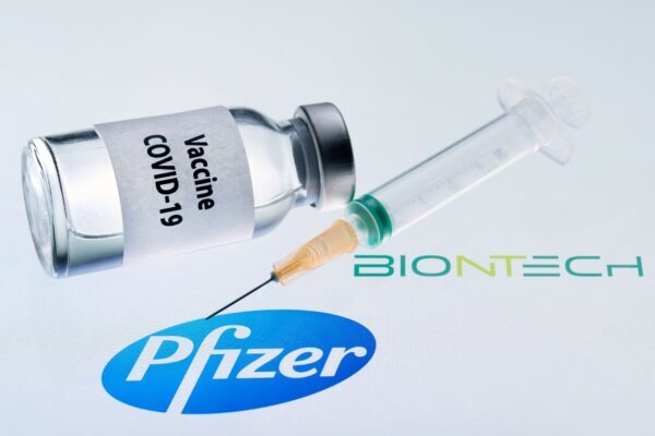 Se muestra un frasco con la leyenda "Vacuna COVID-19" y una jeringa junto al logotipo de Pfizer y Biontech el 23 de noviembre de 2020. (Joel Saget/AFP vía Getty Images)