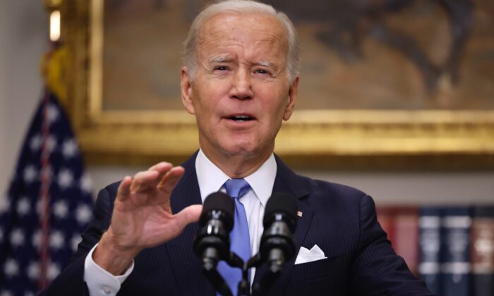 El presidente Joe Biden pronuncia un discurso sobre la respuesta del gobierno federal al huracán Ian en el Salón Roosevelt de la Casa Blanca en Washington el 30 de septiembre de 2022. (Chip Somodevilla/Getty Images)