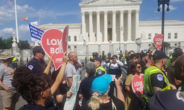 Confrontación entre simpatizantes provida y manifestantes pro-aborto en Washington, el 26 de junio de 2022. (Nathan Worcester/The Epoch Times)