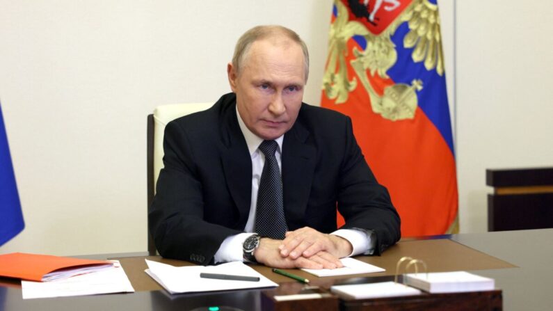 El presidente ruso Vladimir Putin preside una reunión del Consejo de Seguridad a través de una videoconferencia en la residencia estatal de Novo-Ogaryovo, a las afueras de Moscú, el 19 de octubre de 2022. (Sergei Ilyin/Sputnik/AFP vía Getty Images)
