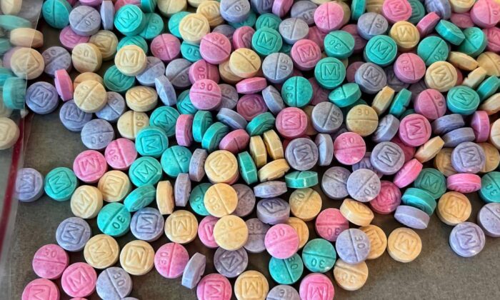 Autoridades de NYC incautan 15,000 pastillas de fentanilo de colores en Manhattan ocultos en caja de LEGO