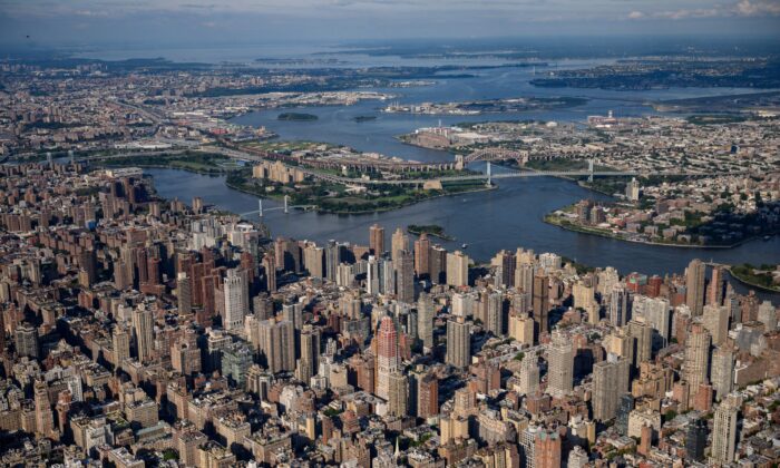 Una vista aérea general muestra el horizonte del lado este de Manhattan hacia Randalls Island, Nueva York, el 5 de agosto de 2021. (ED JONES/AFP vía Getty Images)
