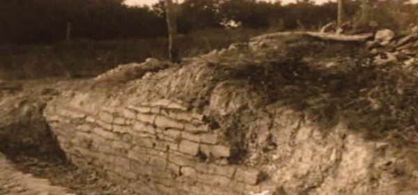 Una foto histórica de la "pared" encontrada en Rockwall, Texas. (Dominio público)