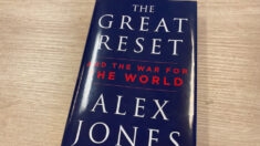 Alex Jones advierte sobre la IA y la ingeniería genética en el best seller “El Gran Reinicio”
