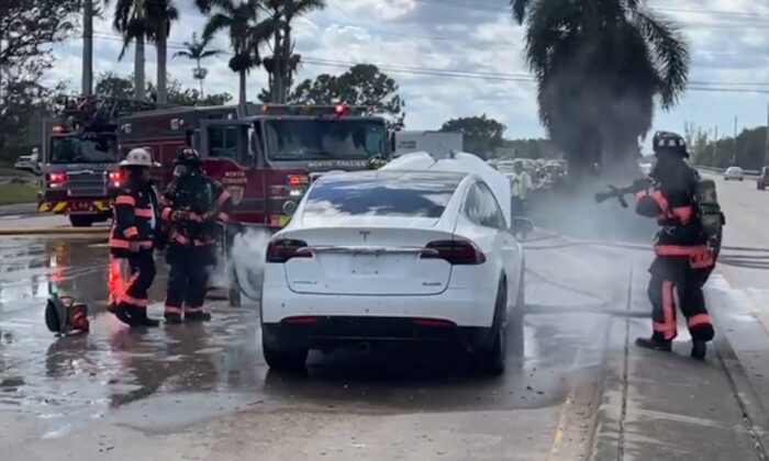 Bomberos del Cuerpo de Bomberos de North Collier, Florida, atienden un incendio de un vehículo eléctrico tras el paso del huracán Ian. (Captura de pantalla de vídeo de la cuenta de Twitter de Jimmy Patronis)