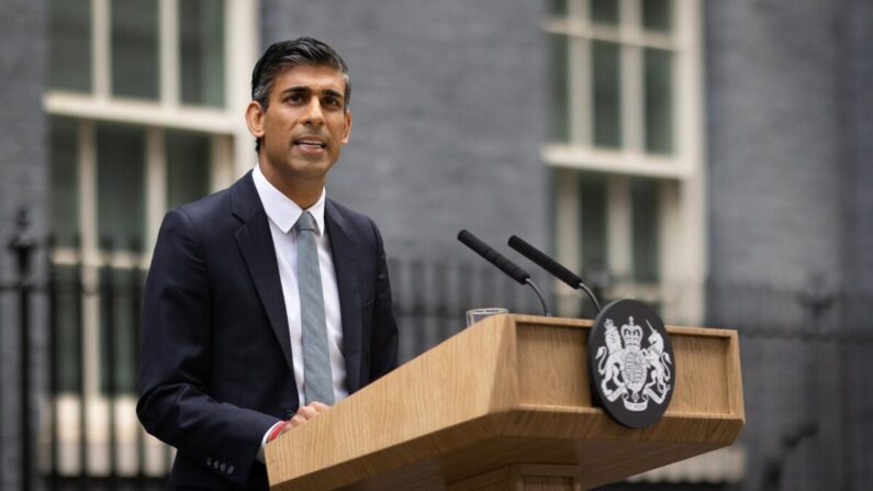 El primer ministro británico Rishi Sunak hace una declaración tras tomar posesión de su cargo frente al Número 10 de Downing Street, en Londres, el 25 de octubre de 2022. (Dan Kitwood/Getty Images)
