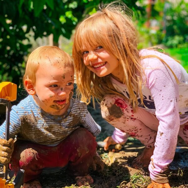 Niños en el jardín. (Cortesía de Taylor Raine)