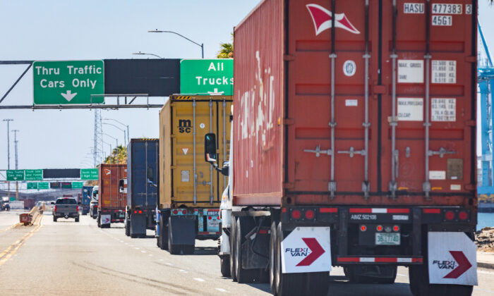 Camiones en dirección al puerto de Long Beach, California, el 13 de julio de 2022. (John Fredricks/The Epoch Times)
