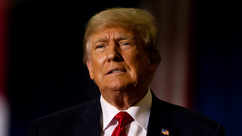 El expresidente Donald Trump se prepara para hablar durante un mitin de Save America en Warren, Michigan, el 1 de octubre de 2022. (Emily Elconin/Getty Images)

