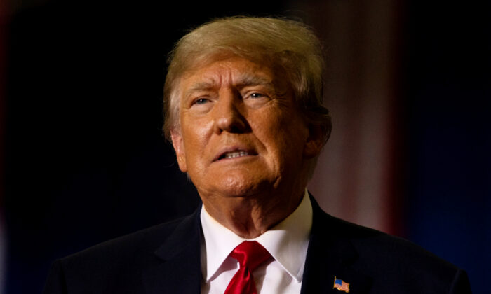 El expresidente Donald Trump se prepara para hablar durante un mitin de Save America, en Warren, Michigan, el 1 de octubre de 2022. (Emily Elconin/Getty Images)