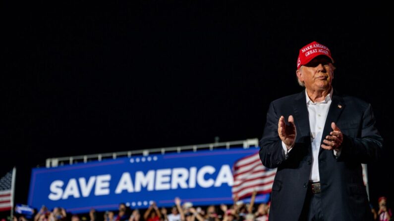 El expresidente Donald Trump llega al mitin "Save America" en Robstown, Texas, el 22 de octubre de 2022. (Brandon Bell/Getty Images)
