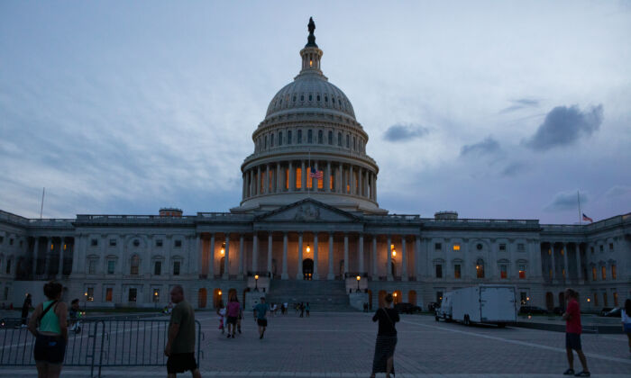 El edificio del Capitolio de EE. UU. en Washington la noche del 6 de agosto de 2022. (Anna Rose Layden/Getty Images)