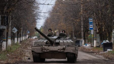 Rusia podría usar pretexto de «bomba sucia» para intensificar la guerra en Ucrania, alertan autoridades