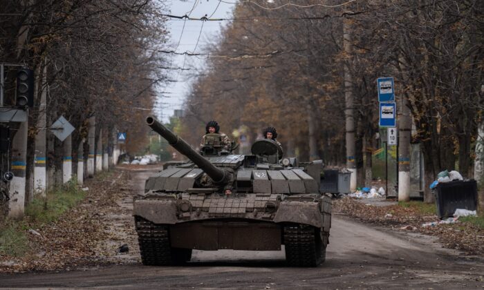 Un tanque ucraniano se mueve cerca de la línea del frente en Bakhmut, oblast de Donetsk, Ucrania, el 21 de octubre de 2022. (Carl Court/Getty Images)