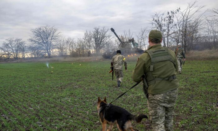 Miembros de la unidad de artillería ucraniana disparan hacia Kherson, en las afueras de la región de Kherson, el 28 de octubre de 2022. (Bulent Kilic/AFP vía Getty Images)
