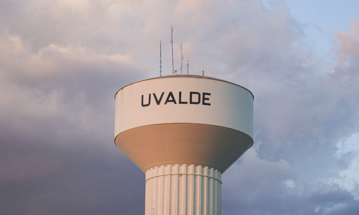 Una torre en la ciudad de Uvalde, Texas, el 21 de junio de 2022. (Charlotte Cuthbertson/The Epoch Times)
