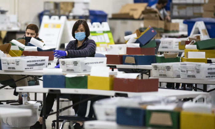 El personal de la Oficina de Registro de Los Ángeles procesa las boletas de votación por correo, en Pomona, California, el 31 de agosto de 2021. (John Fredricks/The Epoch Times)
