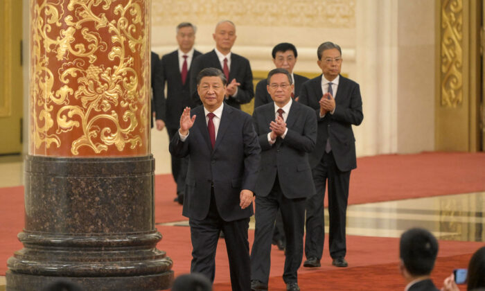 El líder chino, Xi Jinping (al frente), camina con miembros del nuevo Comité Permanente del Politburó del Partido Comunista Chino, el máximo órgano de toma de decisiones de la nación, mientras se reúne con los medios de comunicación en el Gran Salón del Pueblo, en Beijing, el 23 de octubre de 2022. (WANG ZHAO/AFP vía Getty Images)
