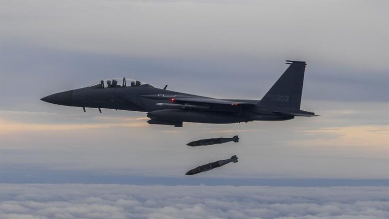 Una foto proporcionada por el Ministerio de Defensa de Corea del Sur muestra a un F-15K surcoreano lanzando dos bombas de precisión JADAM durante un simulacro en el cielo sobre Corea del Sur, el 4 de octubre de 2022, en respuesta al lanzamiento del misil balístico de alcance intermedio (IRBM) de Corea del Norte, dijo el ejército de Corea del Sur. EFE/EPA/ Ministerio de Defensa de Corea del Sur