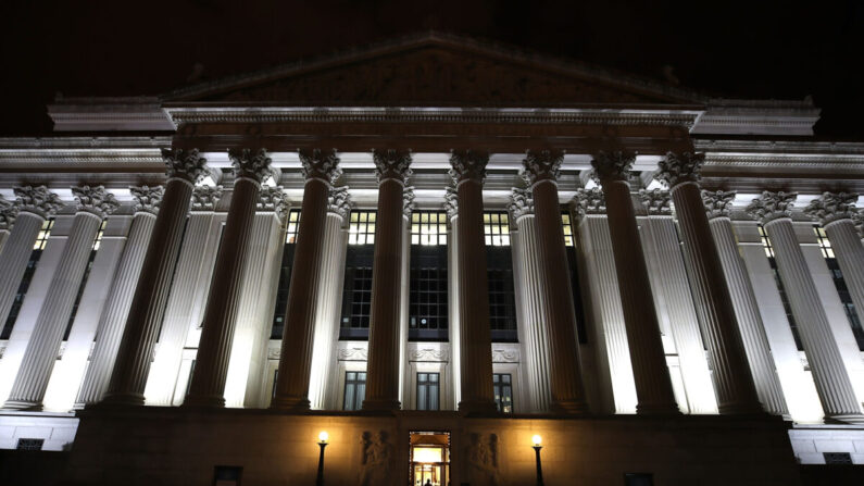 Un hombre entra en el edificio de los Archivos Nacionales de Estados Unidos en Washington el 26 de octubre de 2017. (Mark Wilson/Getty Images)
