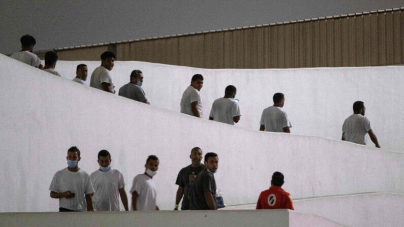Migrantes venezolanos caminan después de ser deportados por las autoridades estadounidenses en el puerto de entrada de El Chaparral en Tijuana, estado de Baja California, México, el 13 de octubre de 2022. México acordó aceptar a los migrantes venezolanos deportados de Estados Unidos, según anunciaron las autoridades el 12 de octubre. (Guillermo Arias/AFP/Getty Images)
