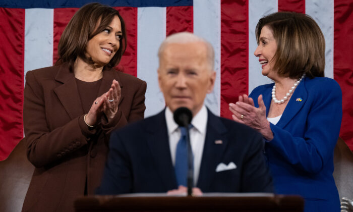 La vicepresidente Kamala Harris, a la izquierda, y la presidente de la Cámara de Representantes, Nancy Pelosi, a la derecha, aplauden mientras Joe Biden pronuncia el discurso sobre el Estado de la Unión en una sesión conjunta del Congreso, en el Capitolio de EE.UU., el 1 de marzo de 2022. (Saul Loeb/Pool/Getty Images)
