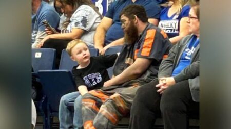 Minero cubierto de hollín asiste a partido de baloncesto con su hijo tras trabajar y se vuelve viral