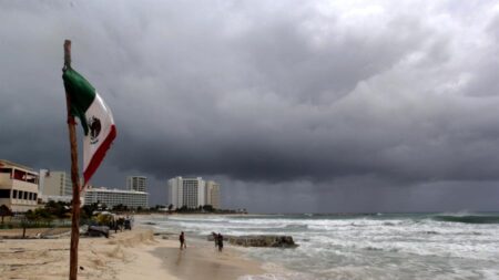 Se forma la tormenta tropical Karl en la Bahía de Campeche en México