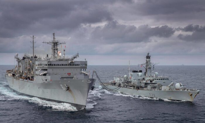 El buque de apoyo de combate rápido USNS Supply (T-AOE 6) y la fragata de la clase Duke de la Royal Navy HMS Kent (F78) realizan un reabastecimiento en el mar en el Mar de Barents mientras se entrenan en el Círculo Polar Ártico, el 5 de mayo de 2020. (US Navy foto por el teniente Lauren Spaziano/publicado)