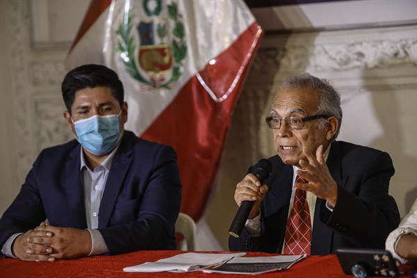 Fotografía del presidente del Consejo de Ministros de Perú, Aníbal Torres (d), mientras habla durante una rueda de prensa con el presidente Pedro Castillo (i), en Lima (Perú). EFE/ Stringer
