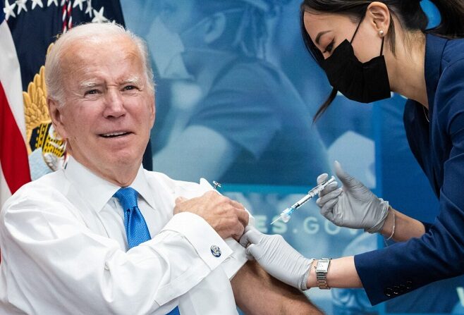 El presidente Joe Biden recibe la última inyección de refuerzo de Covid-19 en el Auditorio South Court del Edificio de Oficinas Ejecutivas Eisenhower, junto a la Casa Blanca, en Washington el 25 de octubre de 2022. (Saul Loeb/AFP vía Getty Images)
