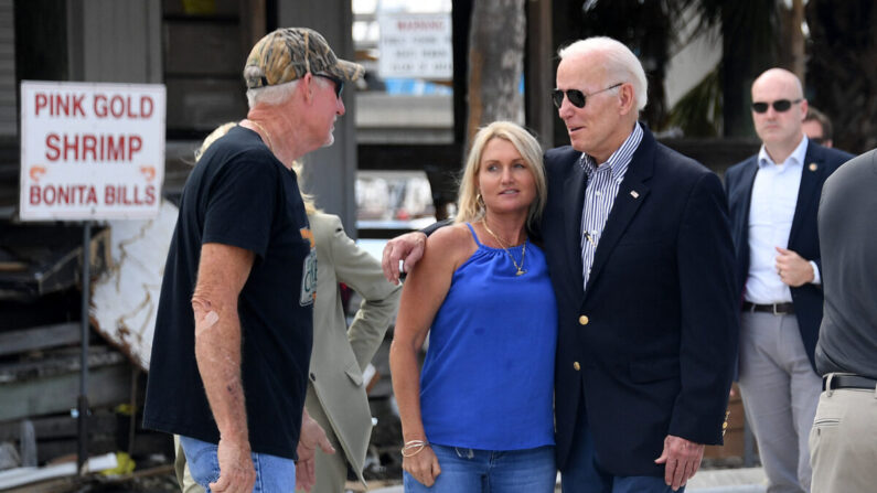 El presidente Joe Biden se reúne con residentes locales afectados por el huracán Ian en Fort Myers, Florida, el 5 de octubre de 2022. (Olivier Douliery/AFP vía Getty Images)
