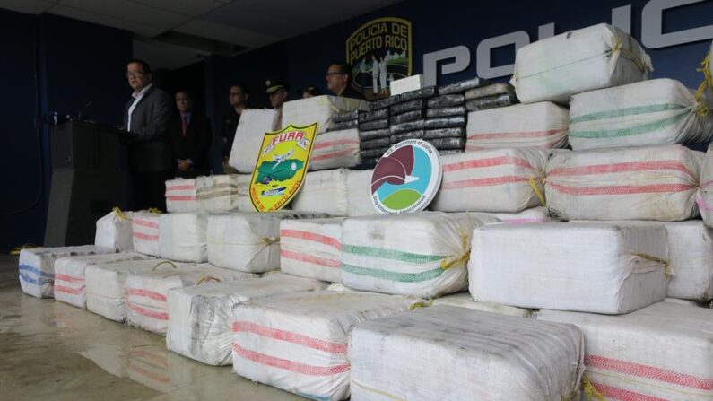 Autoridades de la Policía de Puerto Rico presentan el cargamento de droga incautado en San Juan. Imagen de archivo. EFE/Jorge Muñiz
