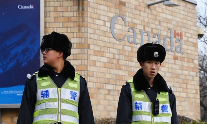 Oficiales de policía montan guardia frente a la embajada de Canadá, en Beijing, el 27 de enero de 2019. (Greg Baker/AFP/Getty Images)

