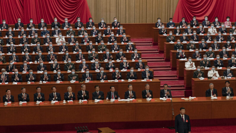 El líder chino Xi Jinping (abajo a la derecha) es aplaudido por altos miembros del Partido Comunista Chino mientras pronuncia un discurso durante la ceremonia de apertura del 20º Congreso Nacional del Partido en el Gran Salón del Pueblo en Pekín el 16 de octubre de 2022. (Kevin Frayer/Getty Images)
