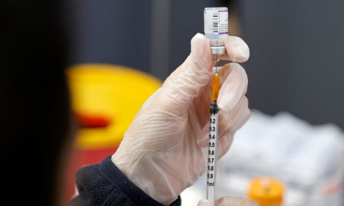 Un médico prepara una dosis de la vacuna anti-COVID Pfizer-BioNTech en Netanya, Israel, el 5 de enero de 2022. (Jack Guez/AFP vía Getty Images)
