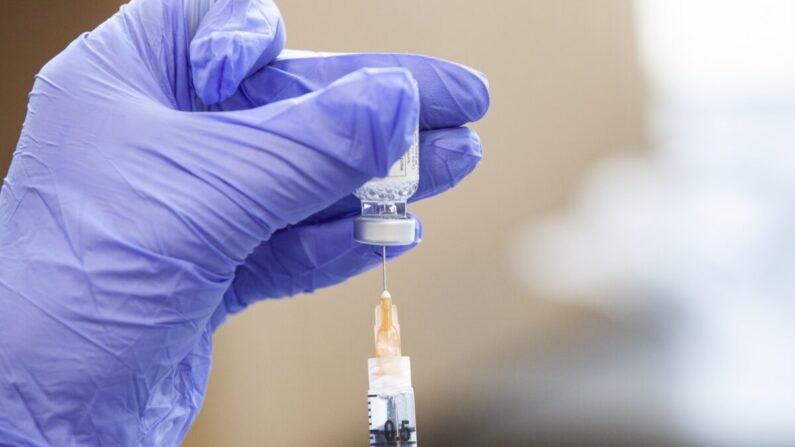 Preparación de una vacuna contra el COVID-19 en una imagen de archivo. (Stephen Zenner/Getty Images)
