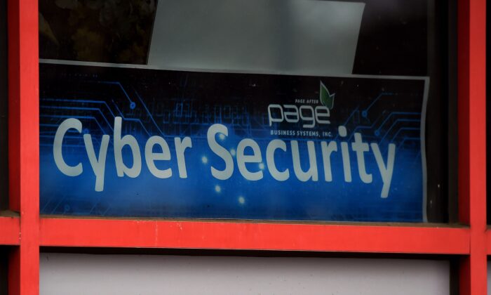 Un letrero de seguridad cibernética se muestra en la ventana de una tienda de computadoras, en Arlington, Virginia, el 18 de diciembre de 2020. (Olivier Douliery/AFP vía Getty Images)
