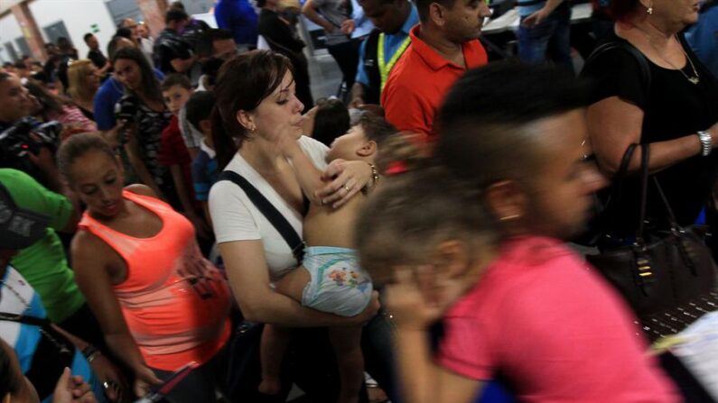 Fotografía de archivo donde se observa a varios migrantes en la terminal internacional del aeropuerto de Tocumen en Ciudad de Panamá (Panamá). EFE/Alejandro Bolívar
