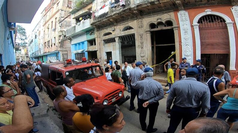 Rescatistas y policías acuden el 17 de octubre de 2022 al sitio en que se derrumbó parcialmente un edificio en La Habana (Cuba). EFE/Felipe Borrego