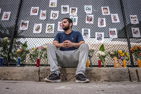 El venezolano Leo Soto mientras descansa frente al "muro de esperanza" que inició en memoria de las víctimas del derrumbe del edificio de condominios de 12 pisos en Surfside, Florida (EEUU), el 25 de junio de 2021. EFE/ Giorgio Viera ARCHIVO
