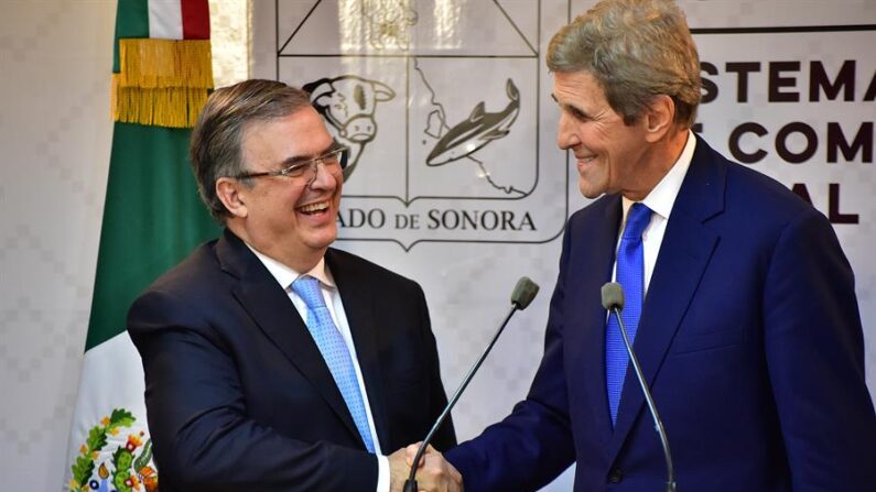 El canciller mexicano Marcelo Ebrard saluda al enviado especial presidencial de los Estados Unidos para el Clima, John Kerry (d), tras una conferencia de prensa el 28 de octubre de 2022 en Hermosillo, Sonora (México). EFE/Daniel Sánchez