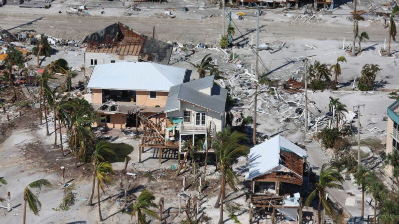 Edificios dañados tras el paso del huracán Ian, en Fort Myers Beach, Florida,  el 29 de septiembre de 2022. El huracán trajo fuertes vientos, marejadas ciclónicas y lluvias al área causando daños severos. (Joe Raedle/Getty Images)
