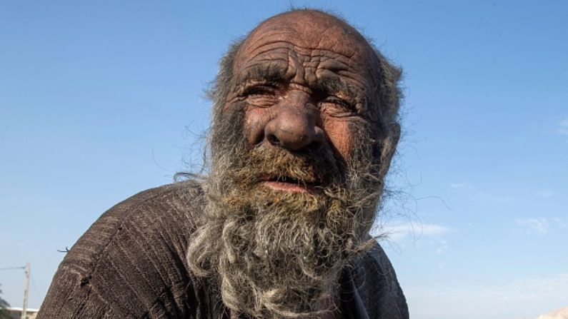 Amou Haji (tío Haji) es fotografiado en las afueras de la aldea de Dezhgah, en el distrito de Dehram, en la provincia suroccidental iraní de Fars, el 28 de diciembre de 2018. (-/AFP vía Getty Images)