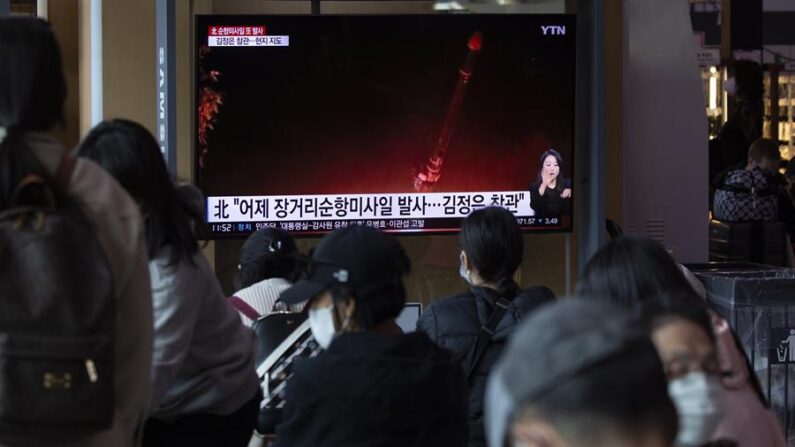 Personas ven las noticias en una estación en Seúl, en Corea del Sur, 13 de octubre de 2022 sobre un nuevo lanzamiento de misiles desde Corea del Norte. EFE/EPA/Jeon Heon-Kyun