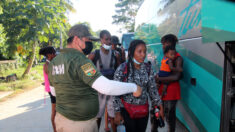 Inmigrantes cubanos se amotinaron en autobus en México para evitar ser llevados a una estación migratoria