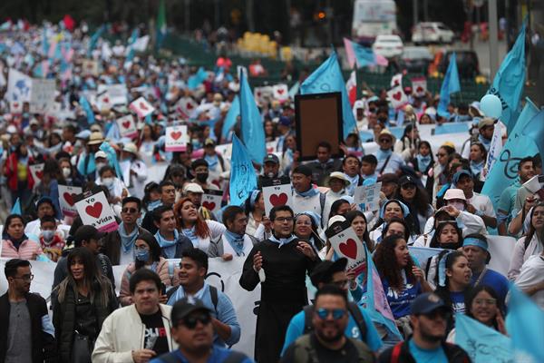 Integrantes de diversas organizaciones sociales se manifiestan, en Ciudad de México (México), el 9 de octubre de 2022. EFE/Sáshenka Gutiérrez
