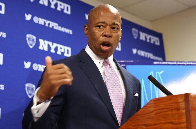 El alcalde de Nueva York, Eric Adams, habla en unas instalaciones policiales de Brooklyn, en Nueva York, el 6 de junio de 2022. (Spencer Platt/Getty Images)
