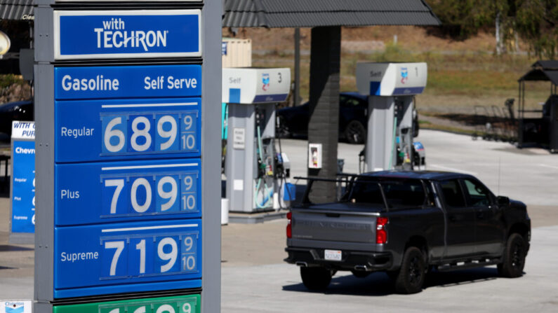 Los precios de la gasolina, que aquí se ven a más de 7 dólares el galón en una gasolinera Chevron en Mill Valley, California, el 3 de octubre de 2022, están entre las incertidumbres económicas que estarán en la mente de los estadounidenses cuando voten en las elecciones de mitad de período del 8 de noviembre. (Justin Sullivan/Getty Images)
