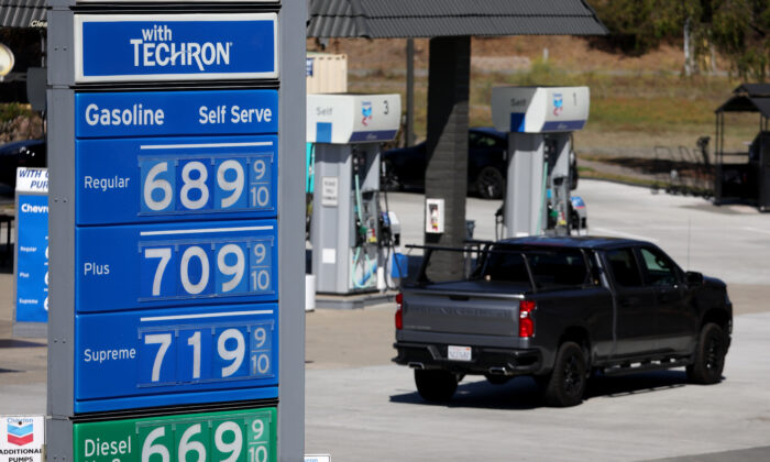 Precios de la gasolina por encima de los 7 dólares el galón se publican en una gasolinera Chevron en Mill Valley, California, el 3 de octubre de 2022. (Justin Sullivan/Getty Images)